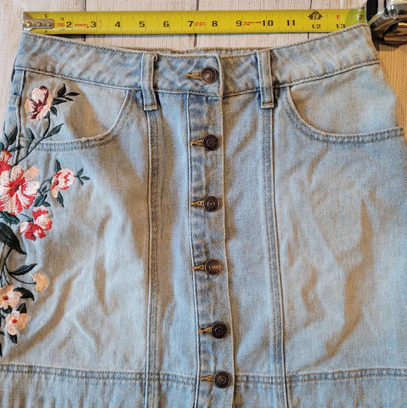 PacSun Button Front Denim Mini Skirt •Size 27• Floral Embroidered - Picture 4 of 7